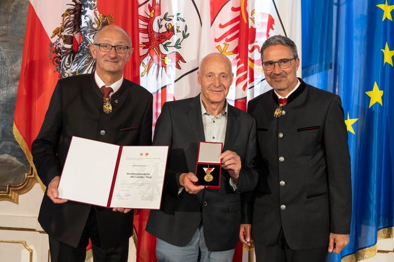 Viele Ausgezeichnete erhalten die Medaille für ihre Verdienste um die Heimatpflege, beispielsweise Heinrich Kainz aus Plaus – im Bild mit den Landeshauptleuten Mattle (l.) und Kompatscher (r.) (Foto: Land Tirol/Die Fotografen)