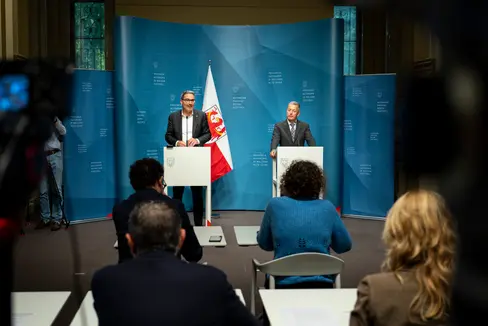 Bedeutender Schritt zur Verbesserung des Wohnungsmarktes in Südtirol: Landeshauptmann Arno Kompatscher (links) und Landesrat Peter Brunner stellten heute die Durchführungsverordnung zu den Wohnungen mit Preisbindung vor. (Foto: LPA/Fabio Brucculeri)
