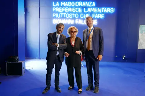 L assessëur Daniel Alfreider, a man drëta, cun Maria Falcone, presidënta dla Fundazion dal medemo inuem, y l mut Vincenzo Di Fresco, nce ël cunselier cumëmber dla Fundazion Falcone. (Foto: USP/Ingo Dejaco)