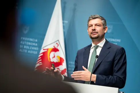 Il programma delle opere stradali 2025-2027 è stato approvato dalla Giunta provinciale. L'assessore provinciale alla Mobilità Daniel Alfreider ha sottolineato quanto siano stati importanti gli aspetti della sicurezza e del miglioramento della qualità della vita nella scelta dei progetti. (Foto: USP/Fabio Brucculeri)