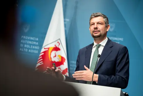 Das Tiefbauprogramm 2025 bis 2027 wurde heute von der Landesregierung genehmigt. Mobilitätslandesrat Daniel Alfreider betonte nach der Sitzung, wie wichtig die Aspekte Sicherheit und Steigerung der Lebensqualität bei der Auswahl der Vorhaben seien. (Foto: LPA/Fabio Brucculeri)