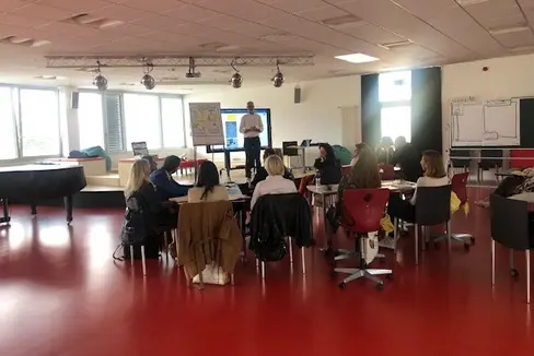 Fabio Delaiti, formatosi alla Kanban University, ha avviato oggi (24 settembre) il laboratorio, che coinvolge 12 dirigenti con altrettanti collaboratori. (Foto: USP)