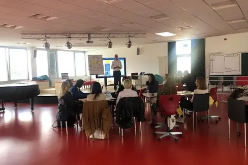 Fabio Delaiti, formatosi alla Kanban University, ha avviato oggi (24 settembre) il laboratorio, che coinvolge 12 dirigenti con altrettanti collaboratori. (Foto: USP)