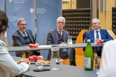 Landeshauptmann Arno Kompatscher (von links), begrüßte die Delegation, die von Zeno von Braitenberg, Koordinator Rai Südtirol, und Paolo Mazzucato, Direktor Rai Südtirol, begleitet wurde. (Foto: LPA/Greta Stuefer)