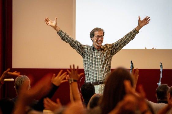 Nel contributo del professor Bernhard Riebl e della professoressa Isabel Gabbe l’attenzione era incentrata sulla salute dei musicisti. In tale occasione hanno presentato il corso universitario di fisiologia musicale. (Foto: USP/Direzione provinciale Scuola musicale tedesca e ladina/Nathan Chizzali)