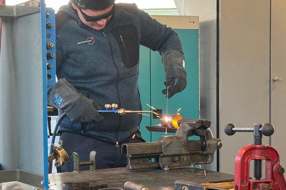 Am Tag der offenen Tür des Berufsbildungszentrums Meran konnten Besucherinnen und Besucher miterleben, was es heißt u.a. im Bereich Metall tätig zu sein. (Foto: BBZ Zuegg Meran)