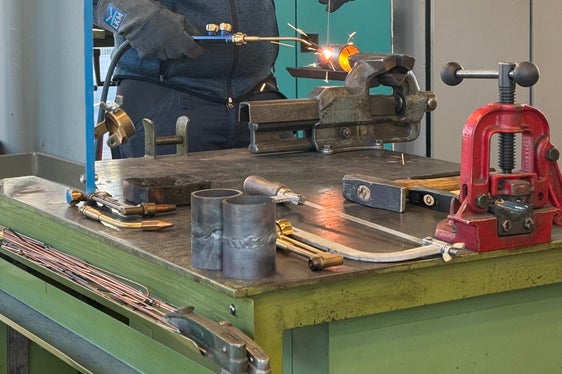 Am Tag der offenen Tür des Berufsbildungszentrums Meran konnten Besucherinnen und Besucher miterleben, was es heißt u.a. im Bereich Metall tätig zu sein. (Foto: BBZ Zuegg Meran)