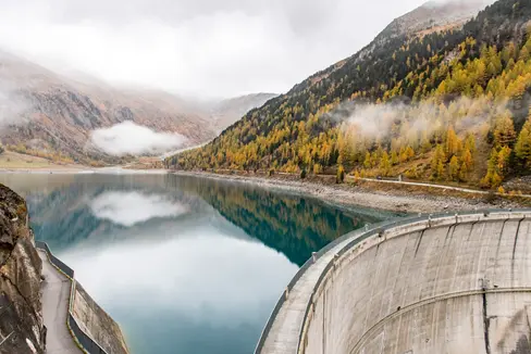 Ammontano a 1,35 milioni di euro i fondi disponibili per le misure ambientali derivanti dalla centrale di Lappago (nella foto il bacino di Neves). Oggi la Giunta ha approvato il piano ambientale per il periodo 2023-2025. (Foto: Alperia)