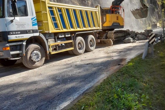 Nach Säuberungs- und Aufräumarbeiten wurde die Gefahrenstelle an der Staatsstraße in Pontives gesichert. (Foto: LPA/Straßendienst)