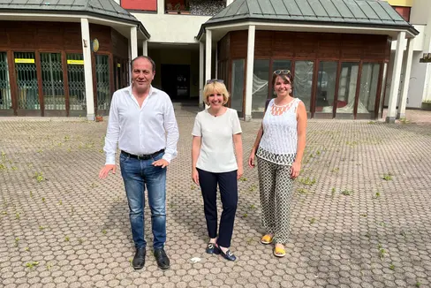 Beim Lokalaugenschein in Sinich haben sich die Landesräte Giuliano Vettorato und Waltraud Deeg sowie Stadträtin Emanuela Albieri einen Überblick über die künftig für das sozio-kulturelle Projekt genutzten Wobi-Räumlichkeiten gemacht. (Foto: LPA/Gabriel Marciano)