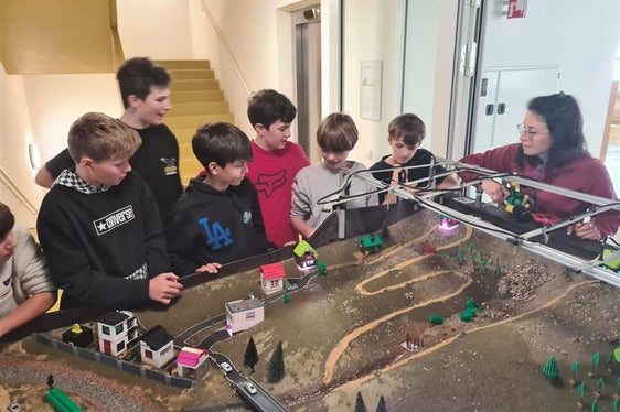 Mitarbeiter und Mitarbeiterinnen der Agentur für Bevölkerungsschutz haben anhand des Hochwassermodells der Universität München den Schülerinnen und Schülern der Mittelschule Innichen die Auswirkungen von Überschwemmungen erläutert. (Foto: LPA/Agentur für Bevölkerungsschutz)