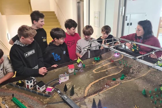 Alcuni rappresentanti dell'Agenzia per la Protezione Civile hanno utilizzato il modello elaborato dall'Università di Monaco di Baviera per spiegare gli effetti delle alluvioni agli studenti della scuola secondaria di San Candido. (Foto:ASP/Agenzia per la Protezione Civile)