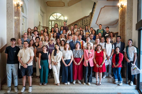 Circa 50 tirocinanti della Provincia si sono incontrati il 5 agosto per scambiare idee tra loro, con l'assessora provinciale Amhof e con il direttore generale Steiner. (Foto: USP/Fabio Brucculeri)