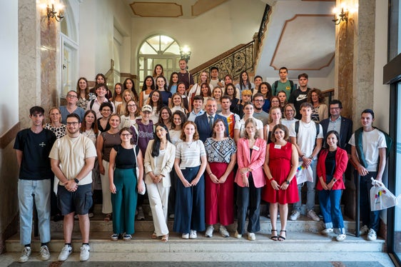 Circa 50 tirocinanti della Provincia si sono incontrati il 5 agosto per scambiare idee tra loro, con l'assessora provinciale Amhof e con il direttore generale Steiner. (Foto: USP/Fabio Brucculeri)