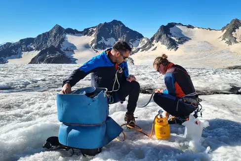 Techniker des Landesamtes für Hydrologie und Stauanlagen haben in diesen Tagen die ersten Begehungen dieses Sommers auf den Massenbilanz-Gletschern in Südtirol durchgeführt, das Bild zeigt Herbert Thaler und Praktikant Mattia Dal Piaz bei der Bohrung eines Eispegels am Übeltalferner. (Foto: LPA/Landesamt für Hydrologie und Stauanlagen/ Roberto Dinale)