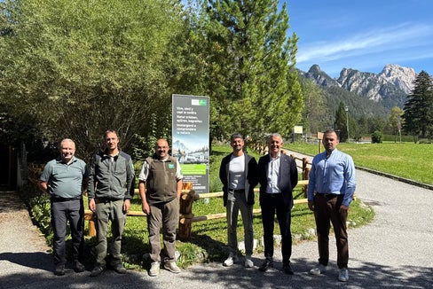 Umfassender Neustart geplant (von rechts): Vizebürgermeister von Enneberg Paul Pisching, Landesrat Peter Brunner, Gemeindereferent Klaus Mutschlechner, Matteo Rubatscher, Verantwortlicher für das Naturparkhaus Fanes-Sennes-Prags, Lukas Dariz, saisonaler Schutzgebietsbetreuer im Naturpark und Dominik Gastel, Verantwortlicher für den Naturpark beim Lokalaugenschein vor dem Naturparkhaus. (Foto: LPA/Thomas Bodner)