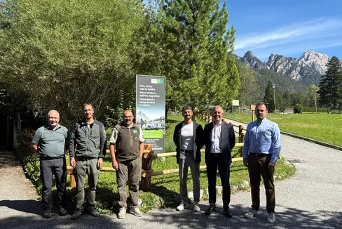 Prevista una ristrutturazione completa (da destra): il vicesindaco di Marebbe Paul Pisching, l’assessore provinciale Peter Brunner, l'assessore comunale Klaus Mutschlechner, Matteo Rubatscher, responsabile del Centro visite del Parco naturale Fanes-Senes-Braies, Lukas Dariz, addetto stagionale alla tutela dell’area protetta nel Parco Naturale, e Dominik Gastel, responsabile del Parco naturale, durante il sopralluogo davanti al Centro visite del Parco Naturale. (Foto: USP/Thomas Bodner)