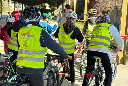 Nel 2023 il Centro di guida sicura Safety Park ha sviluppato, su incarico dell’assessore provinciale alla Mobilità Daniel Alfreider, un pacchetto di corsi e attività di sensibilizzazione rivolto alle alunne e agli alunni, che sarà disponibile anche per l'anno scolastico 2025/26. (Foto: USP/STA/Safety Park)