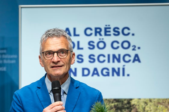 Schadensereignisse wie der Sturm Vaia im Oktober 2018, gefolgt von anhaltendem Schneedruck und dem Borkenkäfer haben Spuren im Wald hinterlassen: Landesforstdirektor Günther Unterthiner zum Auftakt der Kampagne Waldatem - respiro del bosco - fla dl bosch (Foto: LPA/Fabio Brucculeri)