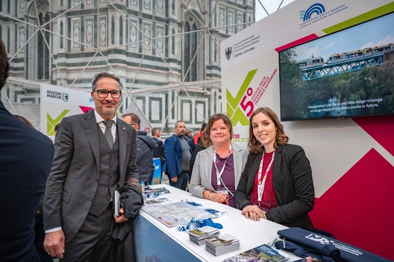 Il presidente Kompatscher allo stand della Provincia autonoma di Bolzano del Villaggio delle Regioni con Karin Canini e Saskia Strickner. (Foto: USP/Greta Stuefer)