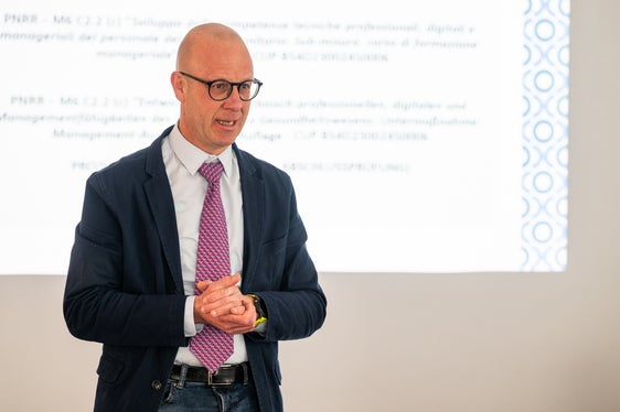 Alex Weissensteiner, rettore della Libera Università di Bolzano, ha sottolineato in occasione dell'evento di chiusura del corso di management che la stretta collaborazione tra l'università e il settore sanitario è fondamentale per affrontare le sfide future in Alto Adige con competenza e lungimiranza (Foto: USP/Manuela Tessaro)