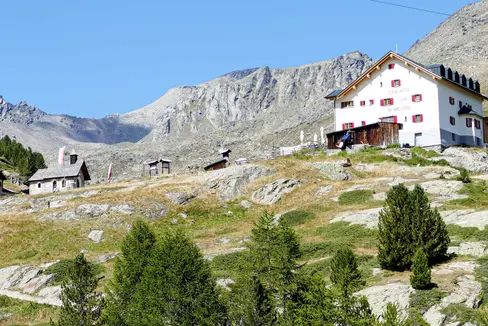Il nuovo Rifugio Nino Corsi in Val Martello, ristrutturato e ampliato dalla Ripartizione Amministrazione Patrimonio. Costruito nel 1882 dalla sezione alpinistica di Dresda, dal 1999 è di proprietà della Provincia di Bolzano. (Foto: ASP)