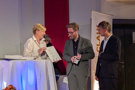 Ressortdirektorin Manuela Defant überreichte stellvertretend für Landesrat Philipp Achammer die Auszeichnung für hervorragenden Journalismus im Gedenken an Claus Gatterer an Jürgen Klatzer und Matthias Winterer. Die beiden Falter-Journalisten haben diese für einen Beitrag zu Gewalt und Missbrauch in den SOS Kinderdörfern erhalten. (Foto: Presseclub Concordia/Florian Stauder)