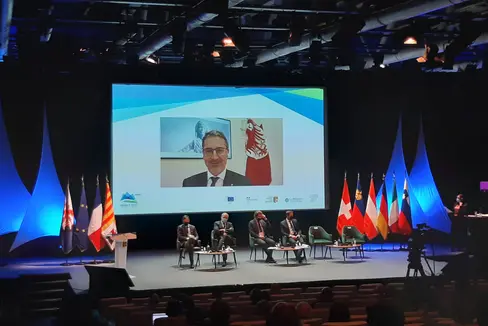 Il presidente della Provincia Kompatscher collegato in video all’evento conclusivo della Presidenza francese di Eusalp (Foto: ASP)