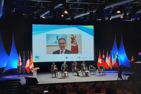 Landeshauptmann Kompatscher bei der Abschlussveranstaltung der französischen Eusalp-Präsidentschaft (Foto: LPA)