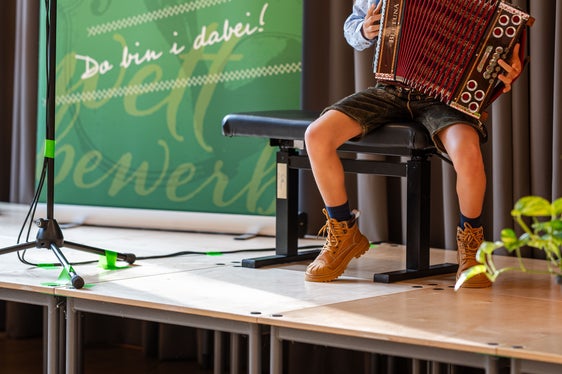 L'armonica stiriana è stato lo strumento più suonato al Concorso di musica popolare dell'Alto Adige. Nella foto, Nicholas Macaluso Senoner (Scuola di musica della Val Gardena) davanti alla giuria di esperti della Scuola primaria di Ora. (Foto: USP/Direzione provinciale Scuola musicale tedesca e ladina/Thomas Wallnöfer)