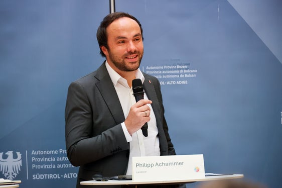 Die Fair Pay-Initiative soll dazu beitragen, dass Künstlerinnen und Künstler von ihrer eigenen Arbeit leben können, fasst Landesrat Philipp Achammer die Bemühungen der Initiative zusammen. (Foto: LPA/Clara Masiero)