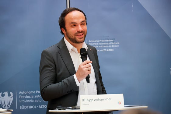 L'Iniziativa per una giusta retribuzione intende aiutare gli artisti a guadagnarsi da vivere con il proprio lavoro, afferma l'assessore provinciale Philipp Achammer, riassumendo il lavoro allestito per l'iniziativa. (Foto: USP/Clara Masiero)