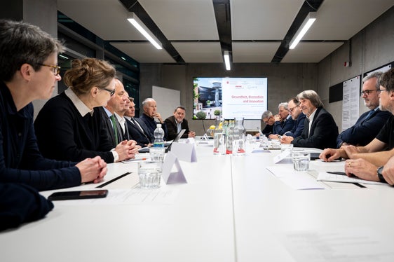 Im Gespräch zum Ausbau der Kooperation Bozen–Berlin zur Forschung im Gesundheitsbereich: (Von links nach rechts) Britta Siegmund, Britta Eickholt, Joachim Seybold, Frank Heppner, Ulrich Stofner, Roland Psenner, Peter Pramstaller, Stephan Ortner, Josef Widmann, Horand Meier, Christian Kofler, Landesrat Hubert Messner, Michael Mayr, Markus Ralser und Manuel Gatto. (Foto: LPA/Fabio Brucculeri)