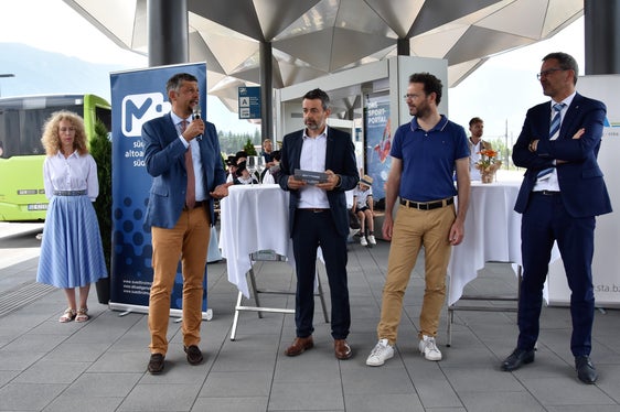 Nel campo delle infrastrutture dei trasporti, la Provincia punta soprattutto sulla rotaia, per questo sono importanti i Centri di mobilità, ha sottolineato l'assessore Alfreider (secondo da sinistra), nella foto (da destra a sinistra) assieme al presidente Kompatscher, al sindaco Griessmair, al direttore della STA Dejaco ed alla coordinatrice dell'Infopoint Kosaraz (Foto: ASP/Angelika Schrott)