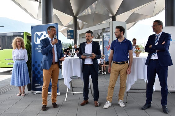 Nel campo delle infrastrutture dei trasporti, la Provincia punta soprattutto sulla rotaia, per questo sono importanti i Centri di mobilità, ha sottolineato l'assessore Alfreider (secondo da sinistra), nella foto (da destra a sinistra) assieme al presidente Kompatscher, al sindaco Griessmair, al direttore della STA Dejaco ed alla coordinatrice dell'Infopoint Kosaraz (Foto: ASP/Angelika Schrott)