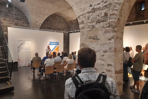 Bei der Einführung in die Ausstellung Goodbye Glaciers. Forever? wurde mehrfach auf die Bedeutung der Thematik des Gletscherschwunds im Allgemeinen und dieser Ausstellung im Besonderen hingewiesen. (Foto: LPA/Maja Clara)