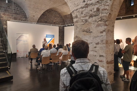 Durante l'introduzione alla mostra Goodbye Glaciers. Forever? è stata più volte ribadita l'importanza del tema del ritiro dei ghiacciai. (Foto: USP/Maja Clara)