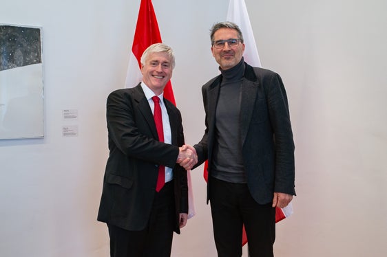 Landeshauptmann Kompatscher (r.) dankte dem Gesandten Prummer dafür, dass Südtirol auch heute noch Herzensanliegen der österreichschen Politik ist. (Foto: LPA/Greta Stuefer)