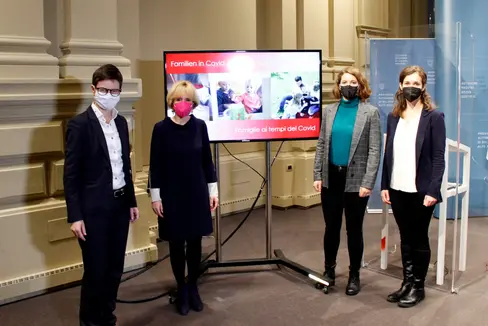 La direttrice dell'Agenzia per la famiglia (a sinistra) e l'assessora Waltraud Deeg insieme alle due ricercatrici dell'Eurac (a destra) (Foto: ASP/Hannes Wisthaler)