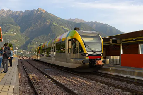 Die Vinschger Bahn kann nun auf der gesamten Strecke wieder die Fahrgäste trasnportieren. (Foto: LPA/Maximilian Goggi)