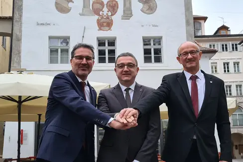 I presidenti dei tre territori che compongono la Regione europea Tirolo-Alto Adige-Trentino (da sinistra) Arno Kompatscher, Maurizio Fugatti e Anton Mattle si incontreranno sabato ad Ala per la riunione della Giunta del GECT (Foto: Euregio)