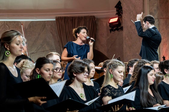 Marlene Schuen (soprano) durante la sua interpretazione di Hand in Hand di Giorgio Morroder (arr. Matthäus Crepaz) (Foto: USP/Ivo Corrà)