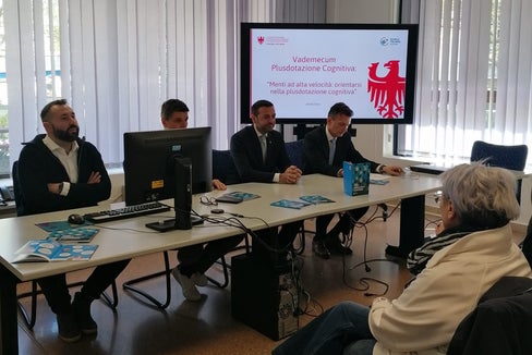 Vorstellung des Vademecum: (v.l.) Psychologe Iuri Mastrandrea, Schulinspektor Christian Rispoli, Landesrat Marco Galateo und Hauptschulamtsleiter Vincenzo Gullotta. (Foto: LPA/Laura Bonora)