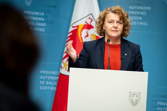 Wir wollen den Familien dabei als verlässlicher Partner zur Seite stehen – auch durch finanzielle Unterstützung. In diesem Sinne werden die direkten Familienleistungen weiterhin eine der tragenden Säulen unserer Familienpolitik bleiben, unterstreicht Familienlandesrätin Rosmarie Pamer. (Foto: LPA/Fabio Brucculeri)