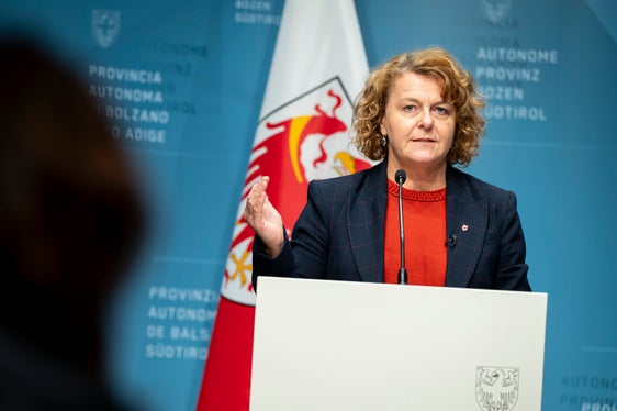 Wir wollen den Familien dabei als verlässlicher Partner zur Seite stehen – auch durch finanzielle Unterstützung. In diesem Sinne werden die direkten Familienleistungen weiterhin eine der tragenden Säulen unserer Familienpolitik bleiben, unterstreicht Familienlandesrätin Rosmarie Pamer. (Foto: LPA/Fabio Brucculeri)