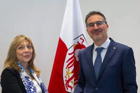 Landeshauptmann Arno Kompatscher hat heute (15. März) Stefania Fusaro, die neue Präsidentin der Kontrollsektion des Rechnungshofs Bozen, zu eine Antrittsbesuch empfangen. (Foto: LPA/Fabio Brucculeri)