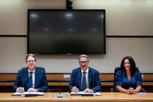Walter Crepaz, der Präsident der Notariatskammer Bozen (im Bild von links), Landeshauptmann Arno Kompatscher und Wohnlandesrätin Ulli Mair. (Foto: LPA/Fabio Brucculeri)