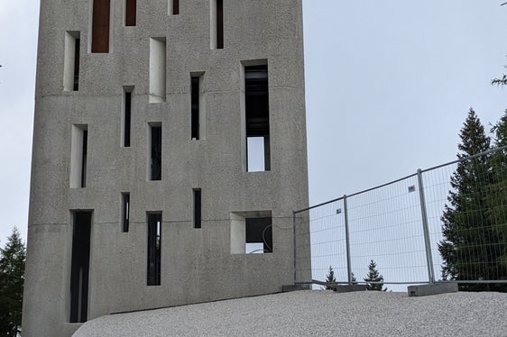 Im grenzüberschreitenden Gemeinschaftsprojekt Radar Gantkofel lag die Errichtung des Turms in den Händen der Ämter der Provinz Trient. (Foto: LPA/Landesamt für Meteorologie und Lawinenwarnung)
