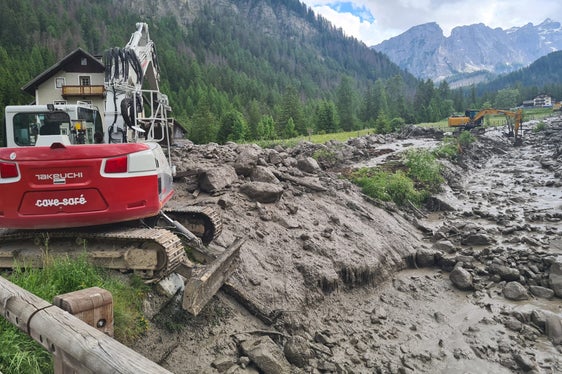 Nach anhaltenden Regenfällen hat sich heute (17. Juni) eine Mure in den Seresbach in Campill in der Gemeinde St. Martin in Thurn gewälzt, Freiwillige Feuerwehren, Wildbachverbauung, Landesforstkorps und Landesgeologen sind mit Baggern und Lastkraftwagen im Einsatz. (Foto: LPA/Landesamt für Wildbachverbauung Ost/Thomas Gamper)