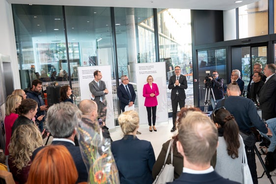 Übergabe der neuen Büros in der Bozner Garibaldistraße an die Landesverwaltung mit (von links nach rechts) Waltherpark-AG-Präsident Thibault Chavanat, Hochbau- und Vermögenslandesrat Christian Bianchi, Personallandesrätin Magdalena Amhof und Landeshauptmann Arno Kompatscher. (Foto: LPA/Fabio Brucculeri)